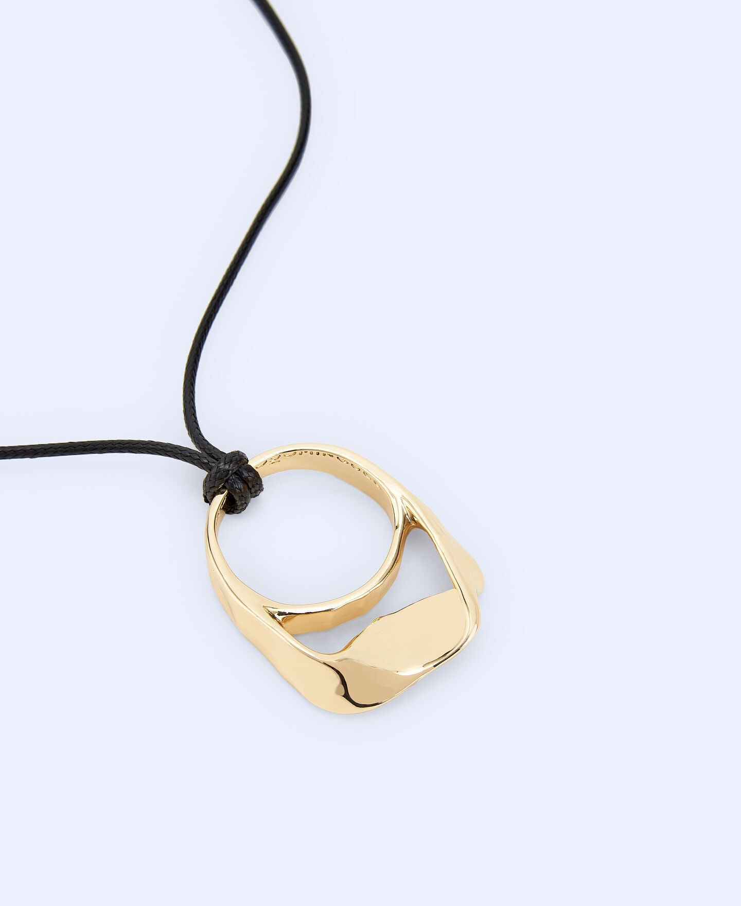 Collar Con Cordón Dorado