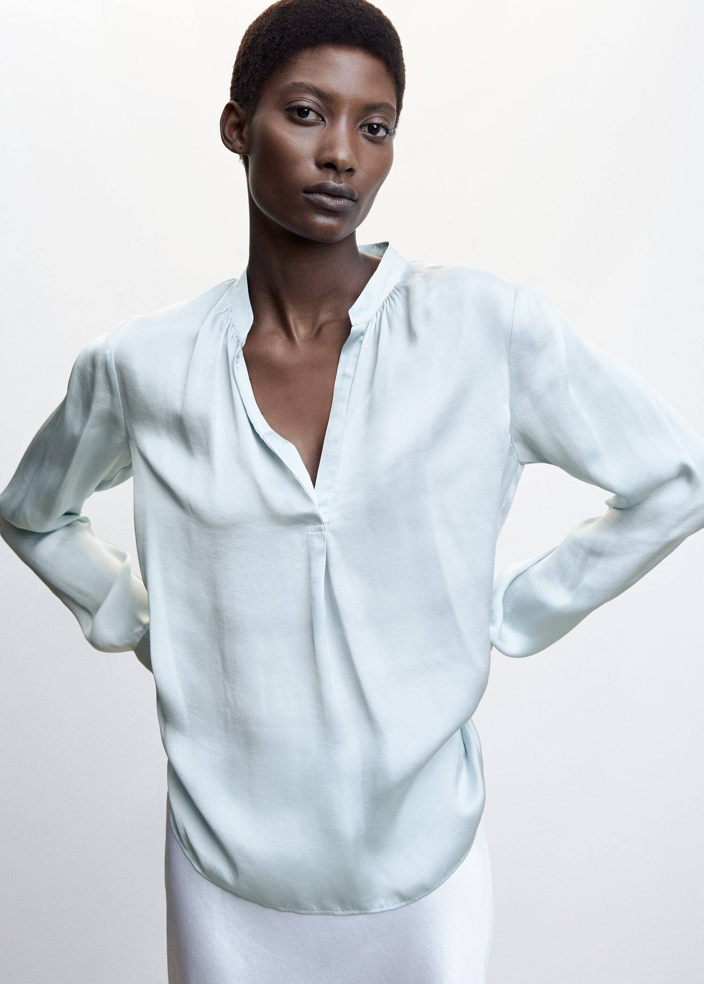 Blusa Satinada Celeste
