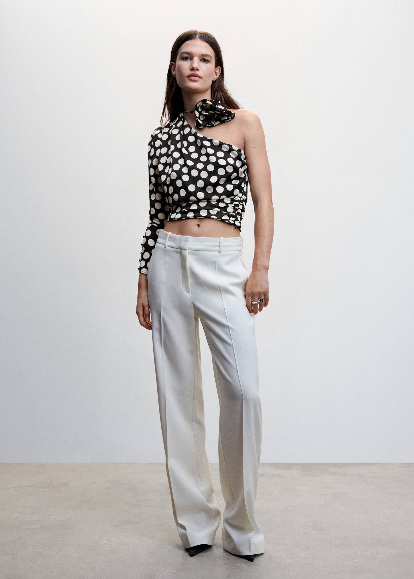 Blusa Puntos Aplique Flor Negro