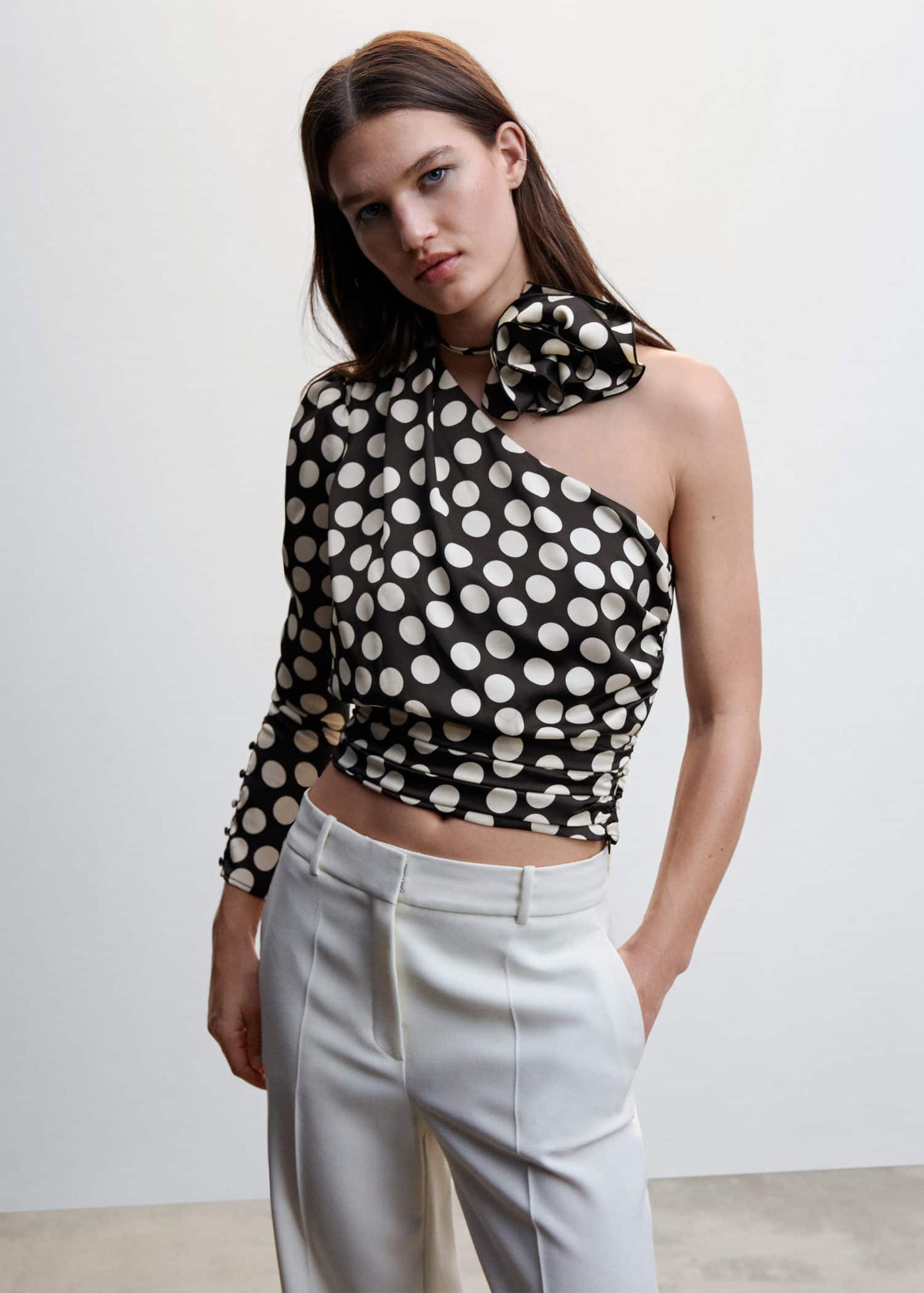 Blusa Puntos Aplique Flor Negro