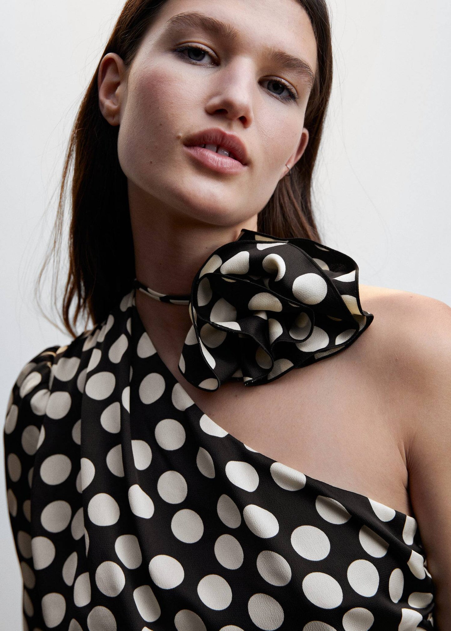 Blusa Puntos Aplique Flor Negro
