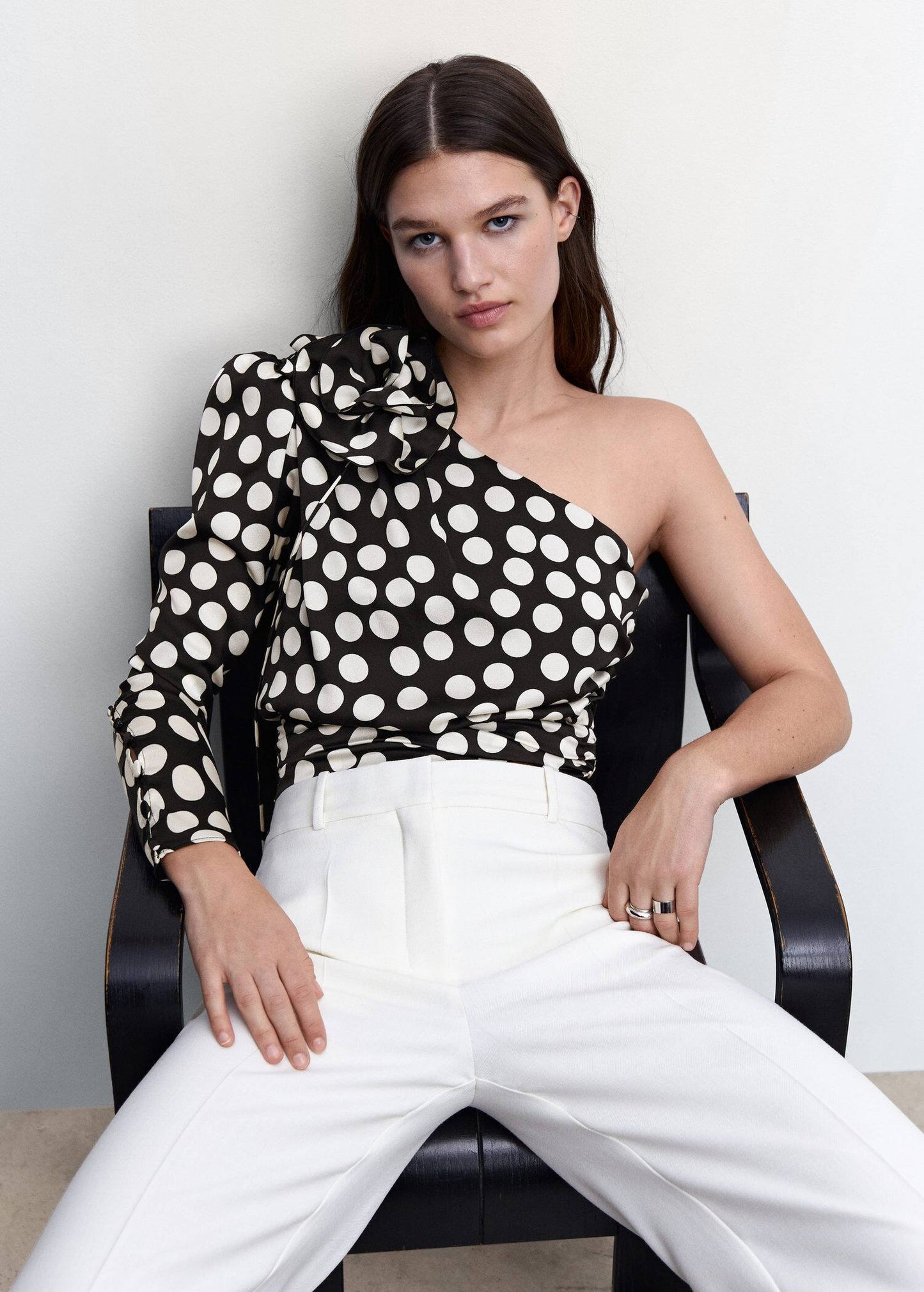 Blusa Puntos Aplique Flor Negro