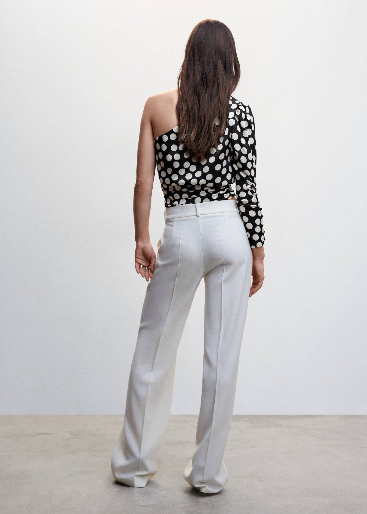 Blusa Puntos Aplique Flor Negro