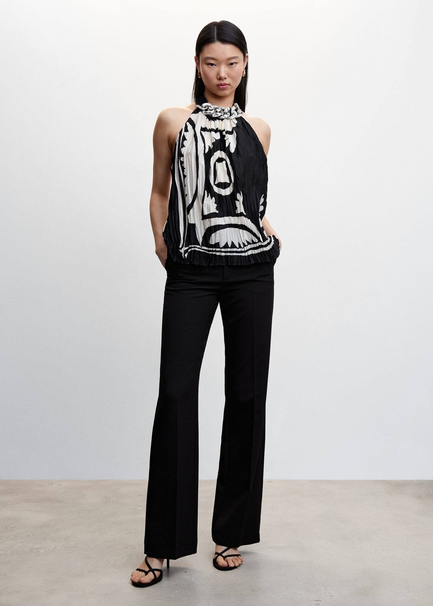 Blusa Plisada Detalle Cadena Negro