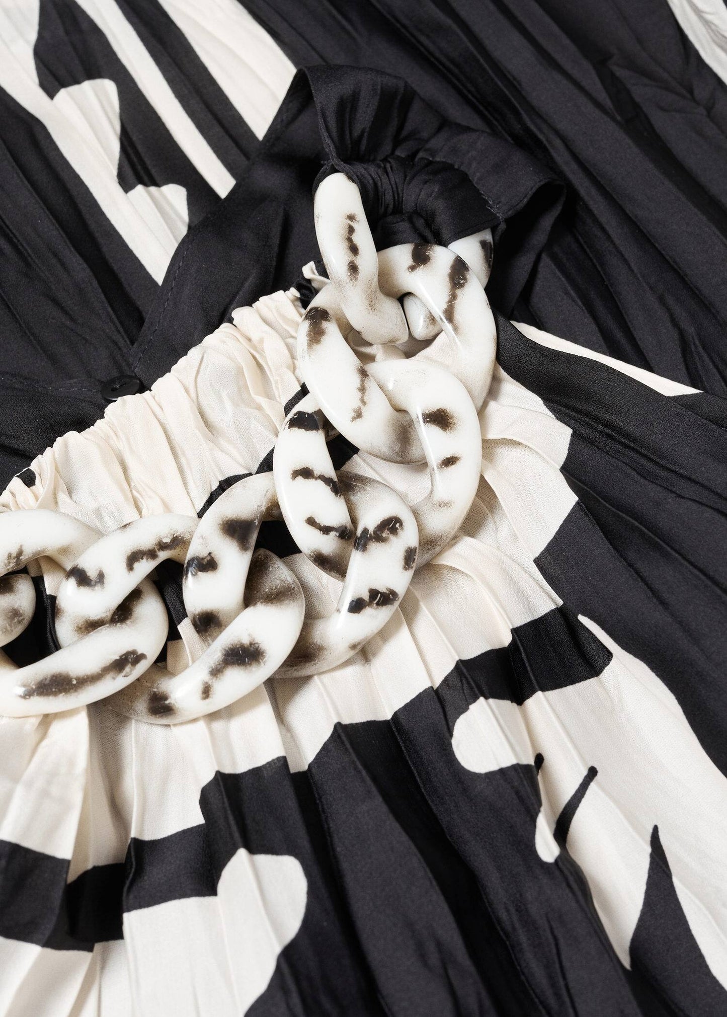 Blusa Plisada Detalle Cadena Negro