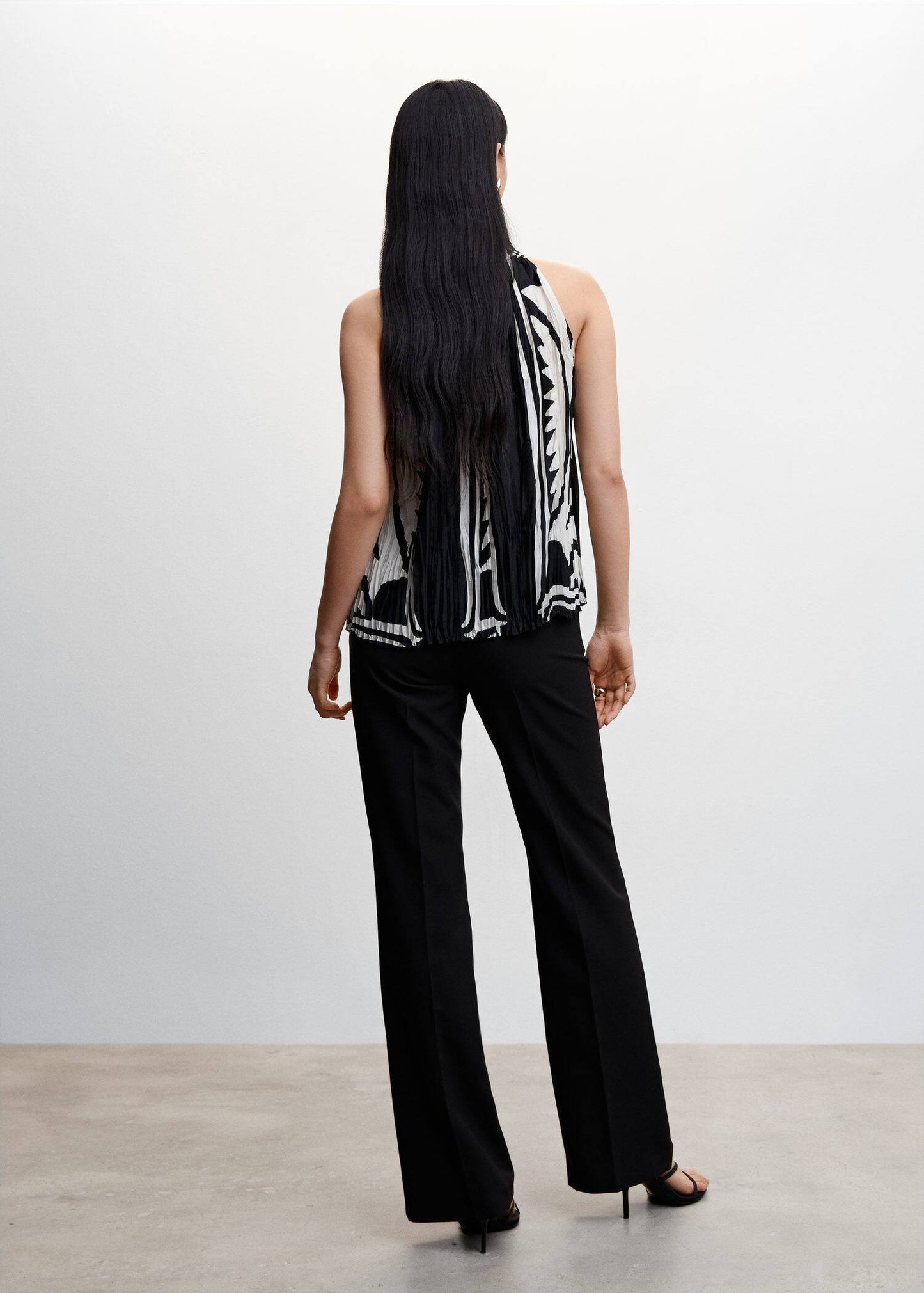Blusa Plisada Detalle Cadena Negro