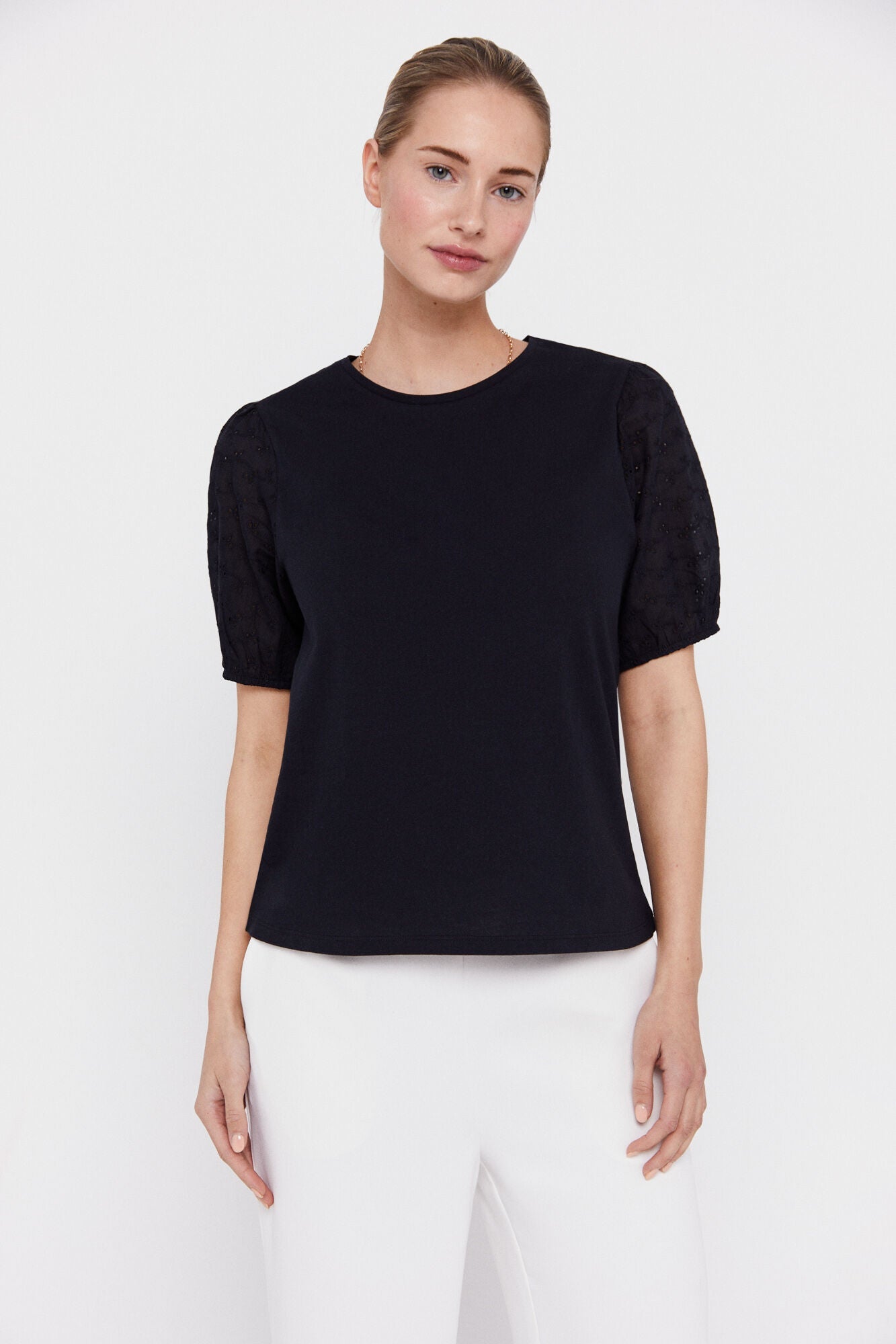 Camiseta Manga Globo Bordada Negro