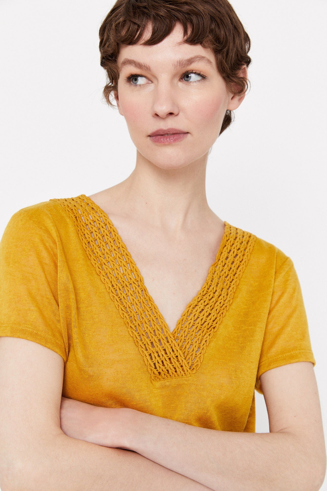 Camiseta Escote Pico Amarillo