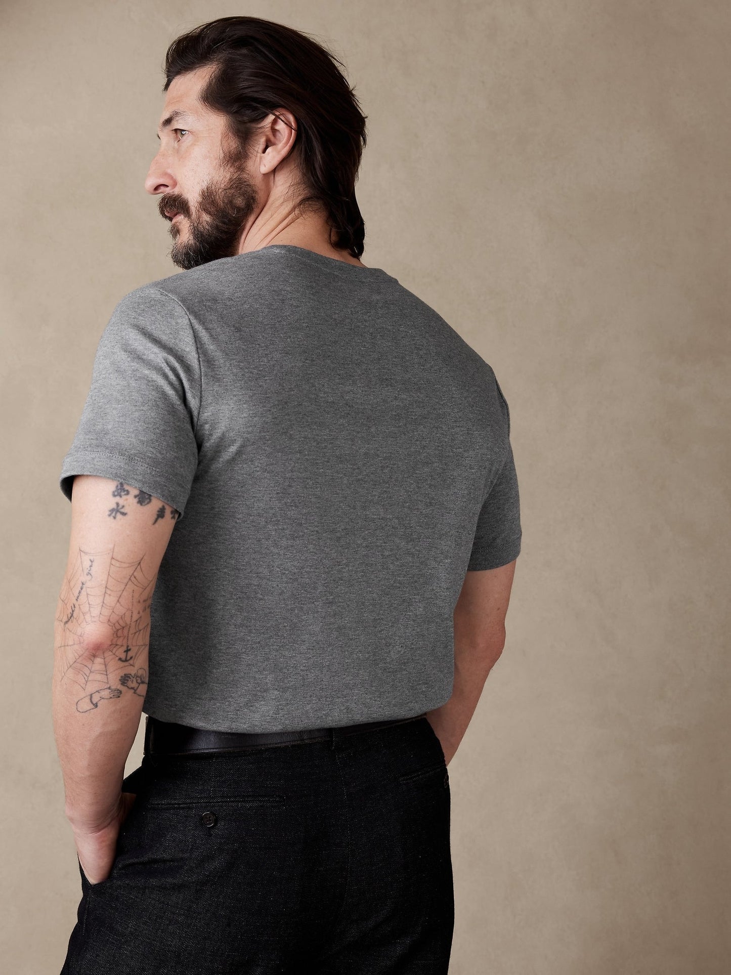 Camiseta Básica Cuello Pico Gris